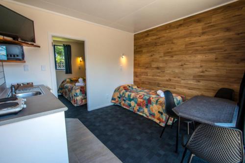 New Plymouth Top 10 Holiday Park Экстерьер фото